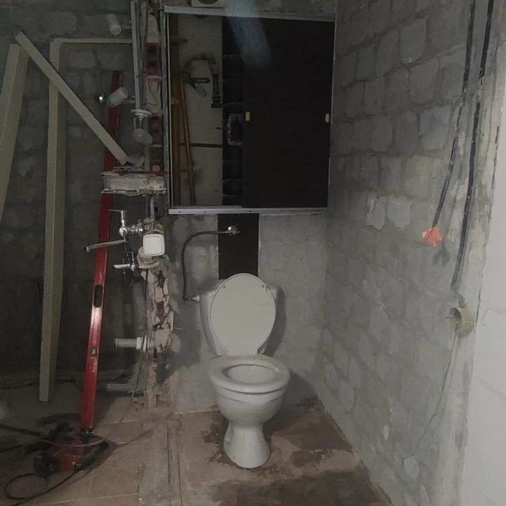 Petržalská kúpeľňa s vaňou aj sprchou + oddelené WC - fotografia 5